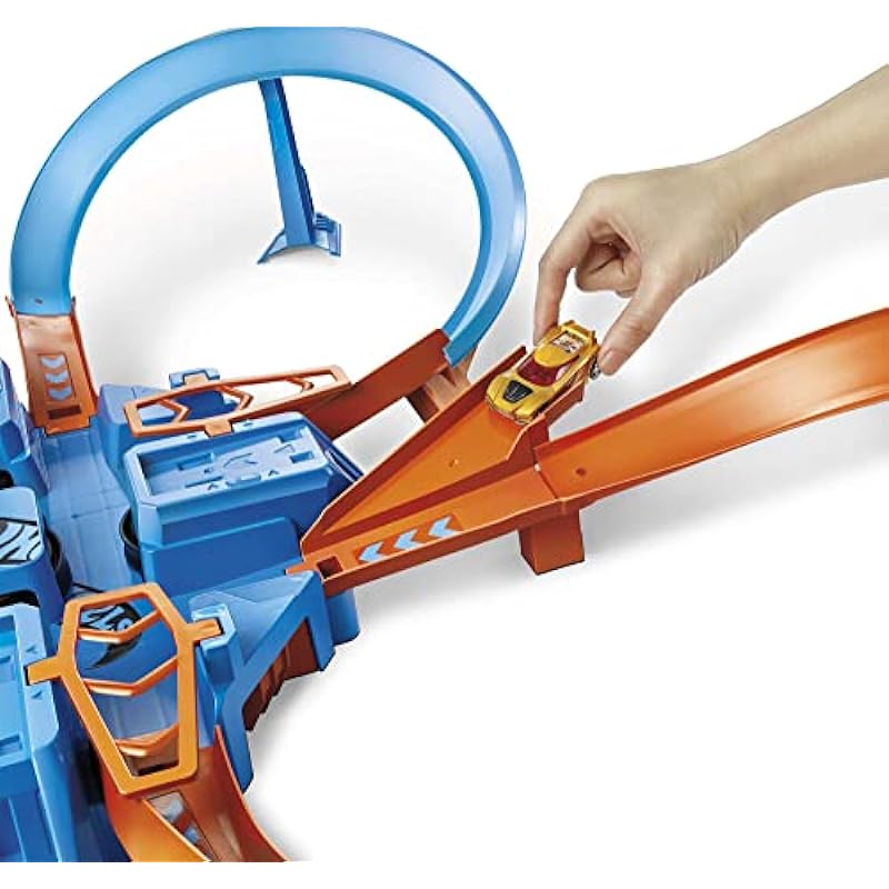 Hot Wheels Track Set with 1:64 Scale Toy Car, 4 Intersections for Crashing, Powered by a Motorized Booster, Criss-Cross Crash Track