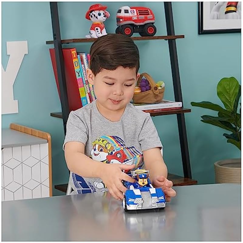 PAW Patrol, Chase’s Deluxe Movie Transforming Toy Car with Collectible Action Figure, Kids Toys for Ages 3 and up